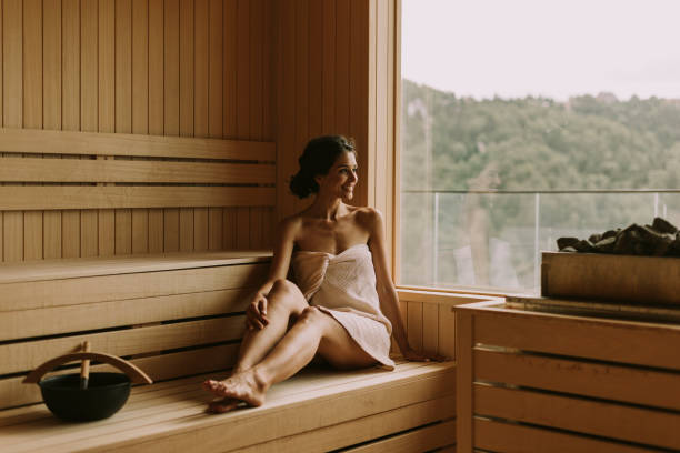 jeune femme détendant dans le sauna - vehicle interior indoors window chair photos et images de collection