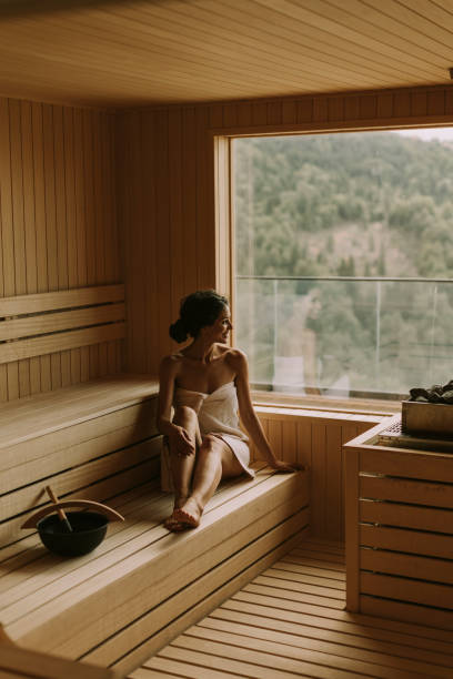 jeune femme détendant dans le sauna - vehicle interior indoors window chair photos et images de collection