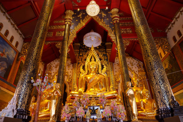statua del buddha d'oro nel tempio di wat nang phaya, phitsanulok in thailandia - editorial thailand spirituality gold foto e immagini stock