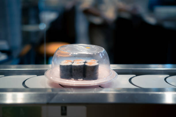 sushi on sushi belt or sushi conveyor - buffet japanese cuisine lifestyles ready to eat imagens e fotografias de stock