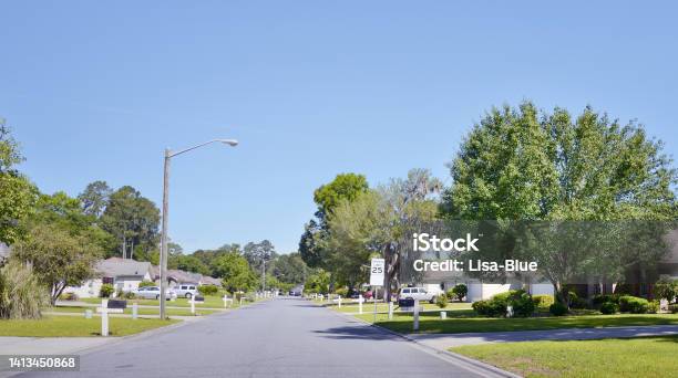 Savannah Neighborhood Stock Photo - Download Image Now - Georgia - US State, Suburb, Road