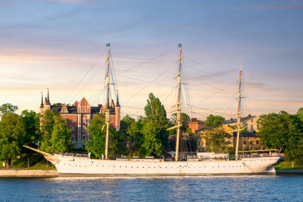 nave a vela af chapman, una vecchia nave costruita nel 1888, ormeggiata sulla riva dell'isola di skeppsholmen, stoccolma, svezia - af chapman foto e immagini stock