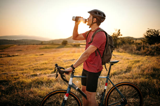 tomando un descanso después de largo trayecto ciclista - cycle racing fotografías e imágenes de stock