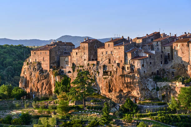 Medieval stone buildings on a rocky cliff in the town of Pitigliano Medieval stone buildings on a rocky cliff in the town of Pitigliano in Tuscany, Italy pitigliano stock pictures, royalty-free photos & images