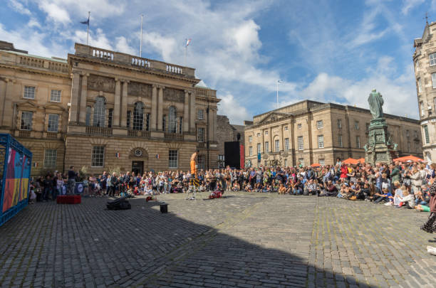 Edinburgh Festival 2022 crowds of people watching a street  performance on the Royal Mile in Scotland, Edinburgh stock photo