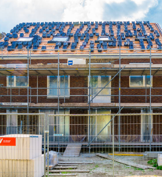 House under construction ready for roof tiling, construction site in Rucphen, The Netherlands, 6 may, 2022 House under construction ready for roof tiling, construction site in Rucphen, The Netherlands, 6 may, 2022 jetting stock pictures, royalty-free photos & images