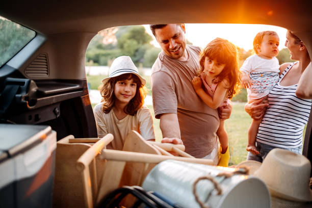 di imballaggio - car family picnic vacations foto e immagini stock