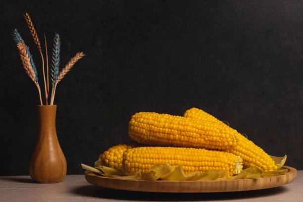 mais bollito - corn on the cob corn cooked boiled foto e immagini stock