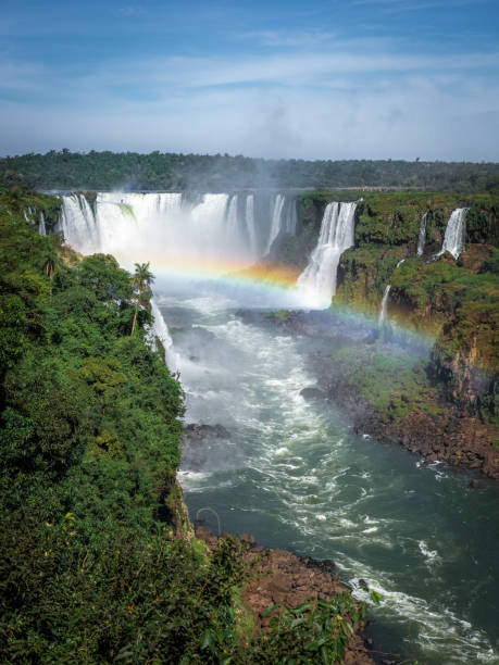 iguazu fällt an der grenze zwischen brasilien und argentinien - iguacu falls argentina tropical rainforest rainbow stock-fotos und bilder