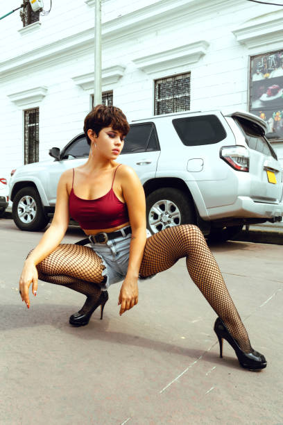 linda modelo de moda mulher em roupas góticas com cabelo curto na cidade posando de salto alto - chunky heels - fotografias e filmes do acervo