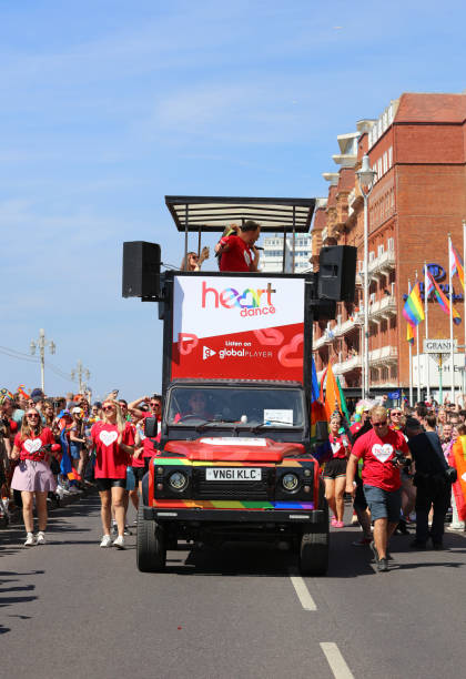 30 aniversario brighton and hove lgbtq+ community parade brighton - gay pride flag audio fotografías e imágenes de stock