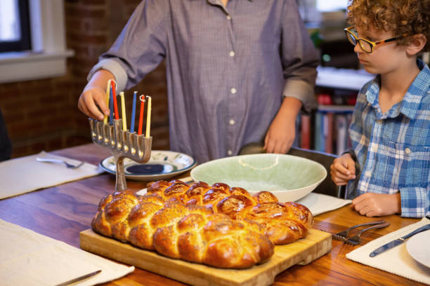 umieszczanie świec w hanukiah - hanukkah loaf of bread food bread zdjęcia i obrazy z banku zdjęć