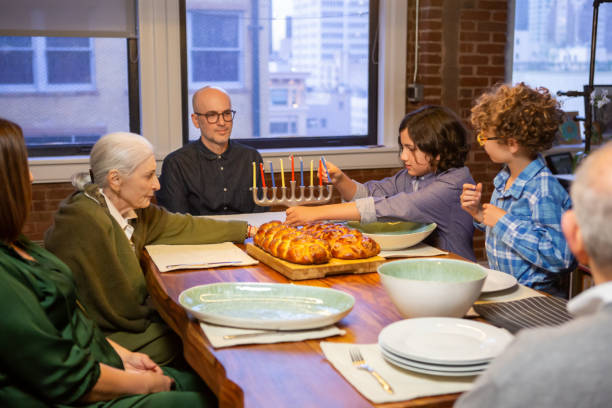 kind stellt kerzen in chanukiah auf - hanukkah loaf of bread food bread stock-fotos und bilder