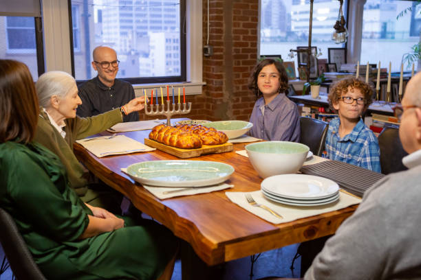 starszy umieszczający świece w hanukiah - hanukkah loaf of bread food bread zdjęcia i obrazy z banku zdjęć