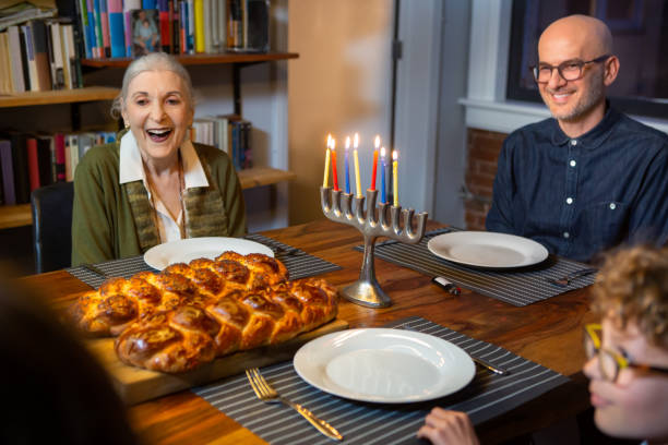 śmiech przy stole chanukowym - hanukkah loaf of bread food bread zdjęcia i obrazy z banku zdjęć