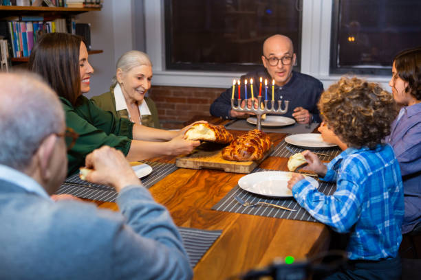 łzawienie chałki na chanuce - hanukkah loaf of bread food bread zdjęcia i obrazy z banku zdjęć