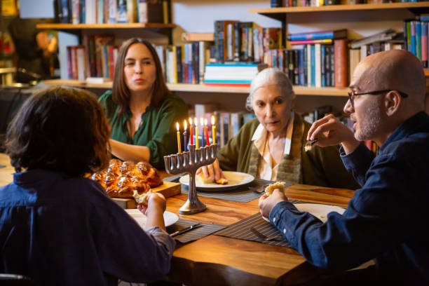 familie isst challah an chanukka - hanukkah loaf of bread food bread stock-fotos und bilder