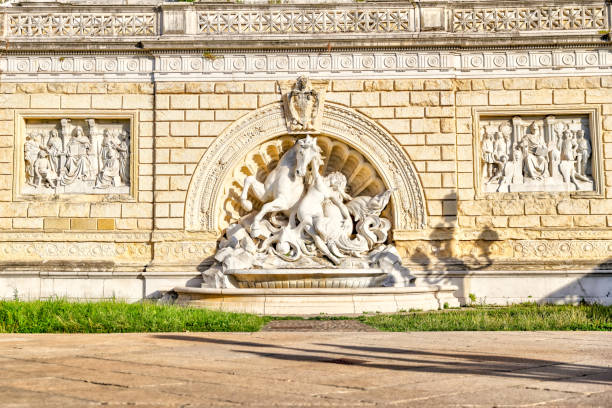 escadaria e esculturas na entrada noroeste do parco della montagnola em bolonha itália - montagnola - fotografias e filmes do acervo