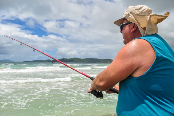 männerfischen am bombas beach, bombinhas, sc, brasilien - fishing hut stock-fotos und bilder