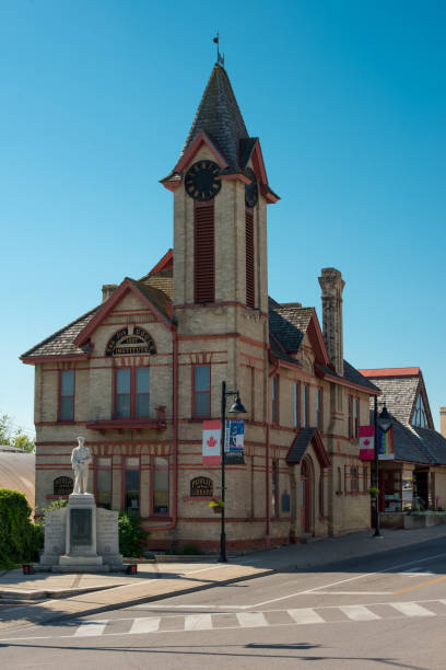 petit twon au canada - le cénotaphe et l’édifice de la bibliothèque publique au centre-ville d’uxbridge, en ontario, au canada. - uxbridge photos et images de collection