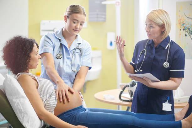 estudante de medicina - midwife human pregnancy women multi ethnic group - fotografias e filmes do acervo