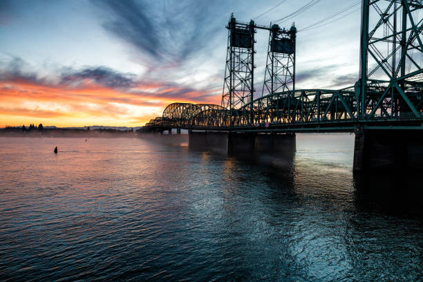 puente interestatal del río columbia - clark county fotografías e imágenes de stock