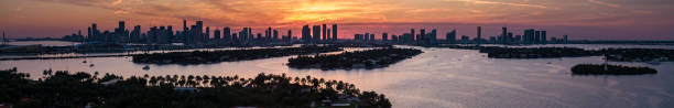 kolorowy zachód słońca w miami z over biscayne bay - panorama lotnicza - miami florida skyline panoramic florida zdjęcia i obrazy z banku zdjęć