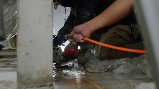 istock Japanese man is cutting concrete with a tool. 1413517750