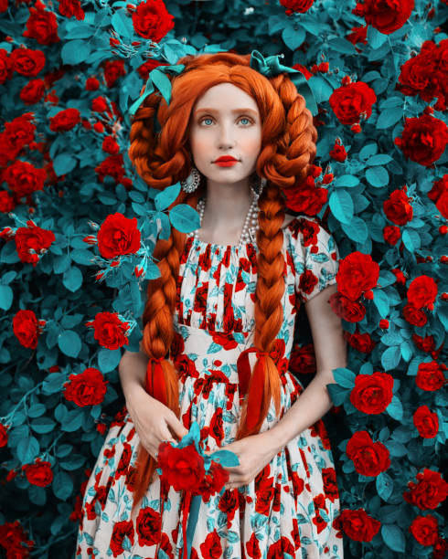 femme rousse fabuleuse. longs cheveux bouclés. peau pâle. fille avec tresses et robe fleurie sur fond rose. beau modèle aux lèvres rouges. tenue renaissance. coiffure. bijouterie et bijouterie - fairy forest women magic photos et images de collection