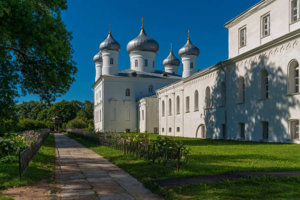 vista della cattedrale spassky del monastero di san giorgio (yuryev) e kivoriy (baldacchino sopra la sorgente d'acqua) in una soleggiata giornata estiva, veliky novgorod, russia - novgorod foto e immagini stock