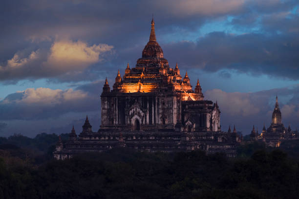 templos en bagan, myanmar al atardecer. - burmese culture fotografías e imágenes de stock