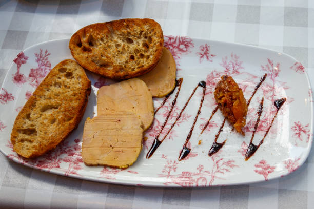 foie gras com molho e pão torrado. vista superior - conta loja de miudezas - fotografias e filmes do acervo