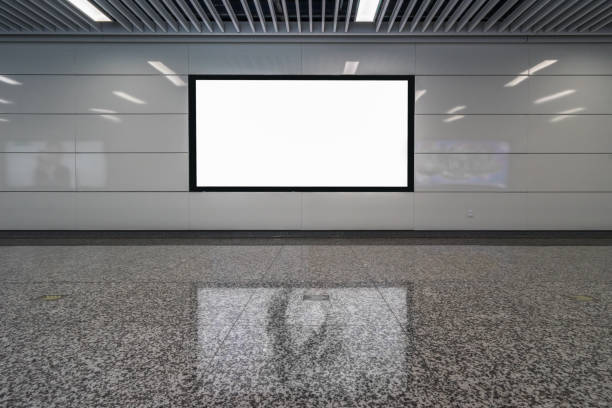caixa em branco da luz da bandeira do quadro de avisos na estação do metro - lightbox poster wall billboard - fotografias e filmes do acervo
