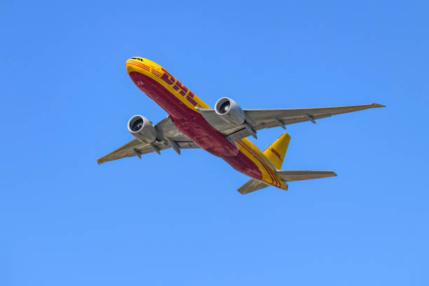 dhl boeing aircraft in the blue sky - dhl airplane freight transportation boeing imagens e fotografias de stock