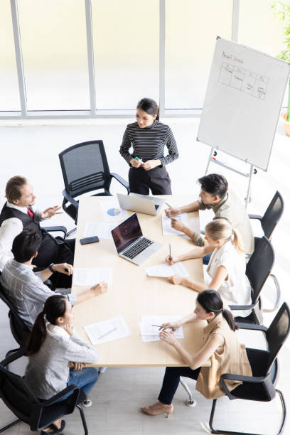 visão superior da reunião de equipe para analisar atribuições. - info board - fotografias e filmes do acervo