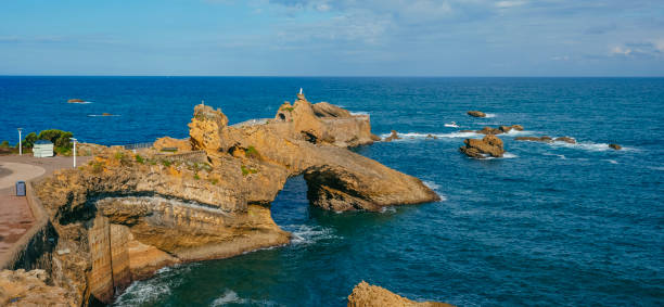 rocher de la vierge, biarritz, banner format - rocher de la vierge photos et images de collection