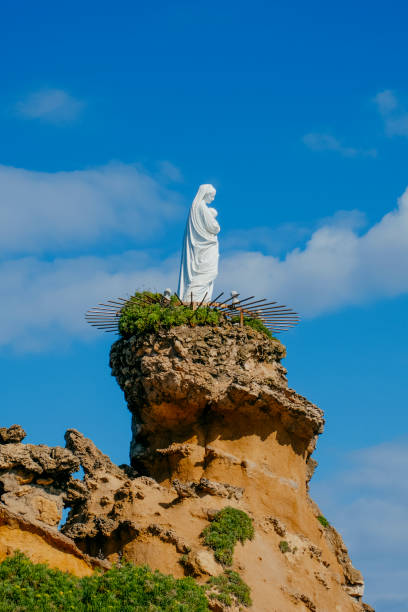 o rocher de la vierge, em biarritz, frança - rocher de la vierge - fotografias e filmes do acervo