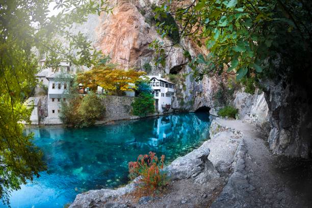 beau village blagaj et cascade sur la source et la cascade de buna en bosnie-herzégovine - mostar photos et images de collection