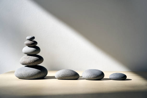 コピースペースのある禅の石のケアン - stone zen like buddhism balance ストックフォトと画像