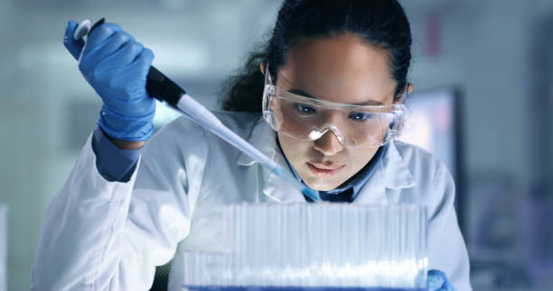 ricerca, esperimento e sperimentazione medica condotti da uno scienziato in un laboratorio, in una struttura scientifica o in un ospedale. un giovane ricercatore serio e professionale che organizza, smista o fa una scoperta - lab coat women one person female foto e immagini stock