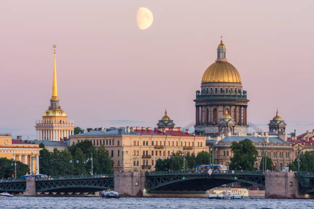 pejzaż miejski petersburga z katedrą św. izaaka, budynkiem admiralicji i mostem pałacowym o zachodzie słońca, rosja - russia church composition st petersburg zdjęcia i obrazy z banku zdjęć