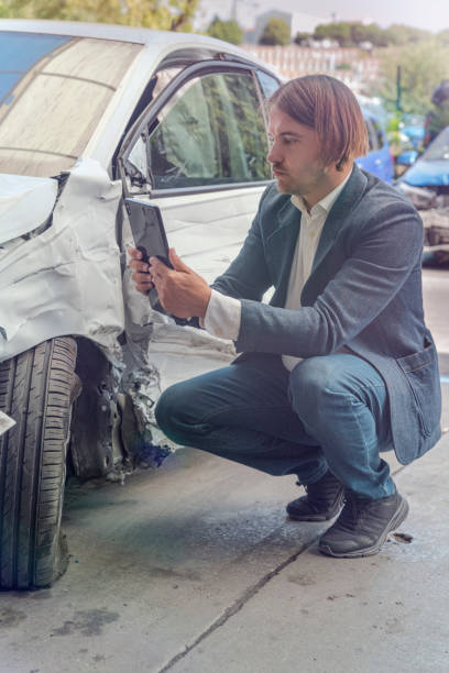 tomar una foto del coche después de un accidente de tráfico - insurance car insurance agent auto accidents fotografías e imágenes de stock