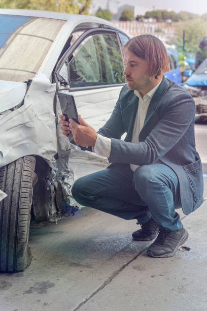 taking a photo of the car after a traffic accident - insurance car insurance agent auto accidents imagens e fotografias de stock