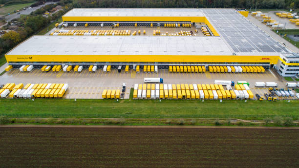 veduta aerea dell'hub di distribuzione dhl/deutsche post obertshausen - deutsche post ag package germany occupation foto e immagini stock