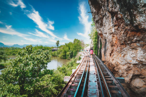 タイの田舎、クワイカナチャナブリー川での第二次世界大戦の歴史的な死の鉄道。 - kanchanaburi province ストックフォトと画像