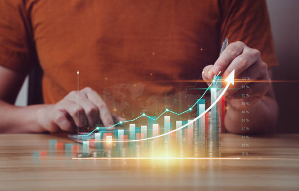 Businessmen plan and calculate business finances for future growth with virtual holographic charts and arrows. Return on Stocks. business strategy. Development to success and motivation. exchange los hombres de negocios planifican y calculan las finanzas comerciales para el crecimiento futuro con gráficos holográficos virtuales y flechas. rentabilidad sobre las acciones. estrategia de negocio. desarrollo al éxito y motivación. intercambiar