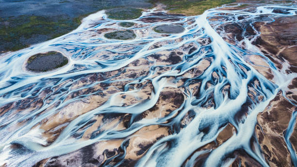 абстрактные ледниковые реки, протекающие на исландском нагорье в исландии - landscape iceland mountain green стоковые фото и изображения