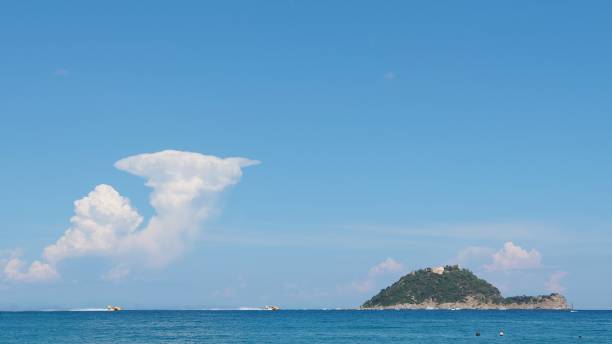istock Canadair in action - alassio, italy 1413626250