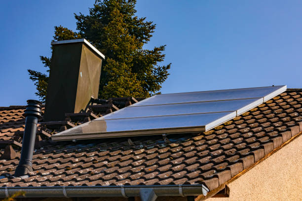 ドイツの家族の家のための太陽電池モジュールによる給湯システム - 太陽光発電 パワーコンディショナー ストックフォトと画像