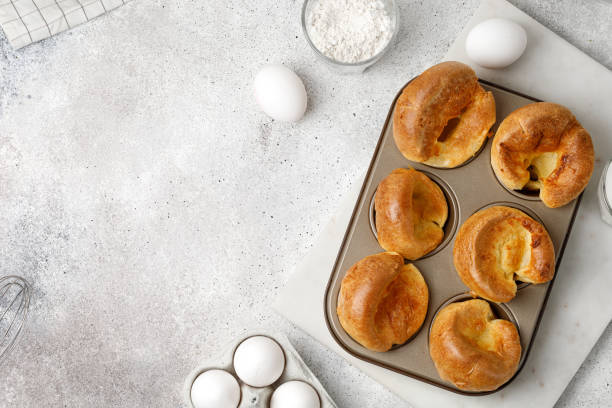 angielski yorkshire pudding w naczyniu do pieczenia, w kubkach muffinowych. domowe tradycyjne jedzenie. szare tło. widok z góry, miejsce na kopiowanie - yorkshire pudding zdjęcia i obrazy z banku zdjęć